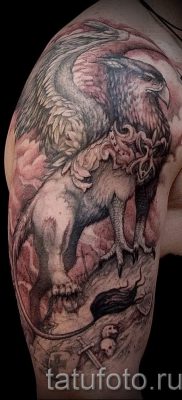 татуировка грифон на рамо - снимка за статия за значението на 1