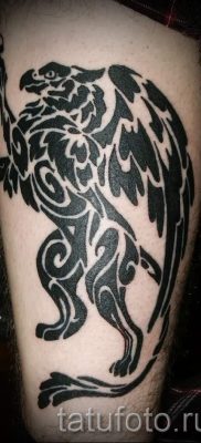 татуировка грифон на крака - снимка за статия за значението на 3