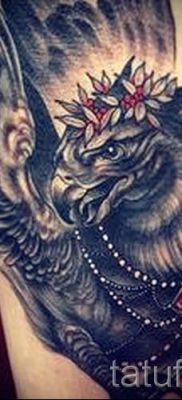 татуировка грифон на крака - снимка за статия за значението на 2