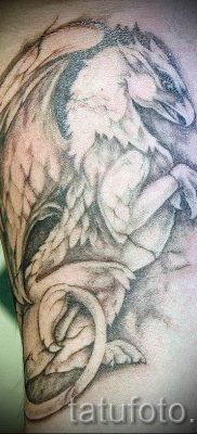 татуировка грифон на крака - снимка за статия за значението на 1