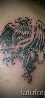 татуировка грифон на лопатката - снимка за статия за значението на 2