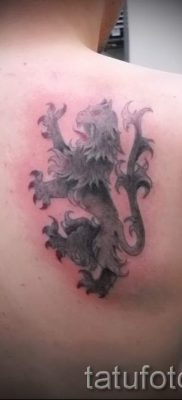 татуировка грифон на лопатката - снимка за статия за стойност 1