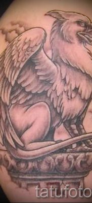 татуировка грифон на рамото - снимки за статия за важността на 1