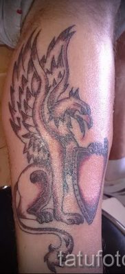 татуировка грифон на крака - снимки за статия за важността на 1
