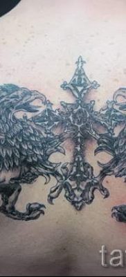 татуировка грифон на гърба - снимки за статия за важността на 2