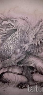 татуировка грифон на гърба - снимки за статия за важността на 1