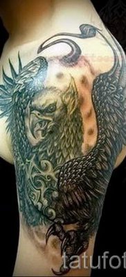 татуировка грифон на ръката му - снимки за статия за важността на 1