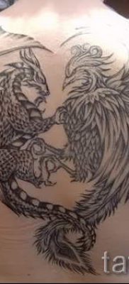 татуировка грифон на гърба - снимка за статия за значението на 1
