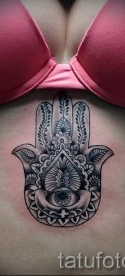 hamsa tetoválás - fényképes példa egy tetoválás jelentését bemutató cikkhez69