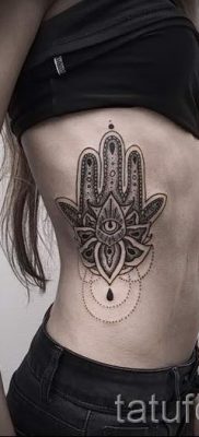 hamsa tetoválás - fényképes példa a tetoválás jelentését bemutató cikkhez 53