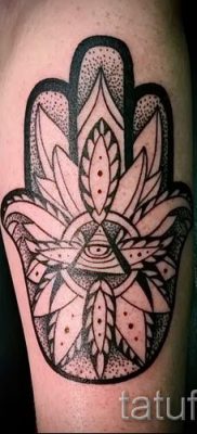 hamsa tetoválás - fényképes példa egy tetoválás jelentését bemutató cikkhez 23