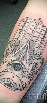hamsa tetoválás - fényképes példa a tetoválás jelentését bemutató cikkhez 19
