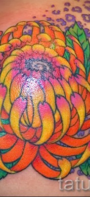 Példa krizantém tetoválásra a 81. számú fényképen