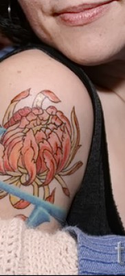 Példa egy krizantém tetoválásra a 70. számú fényképen