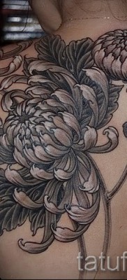 Példa egy krizantém tetoválásra a 3. fényképen
