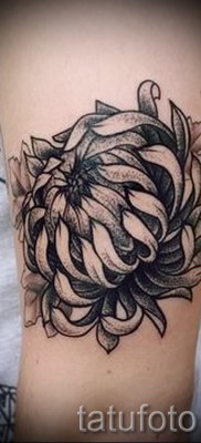Példa krizantém tetoválásra a 2. számú fényképen