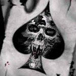 mit jelenthet egy kártya egy tetoválásban