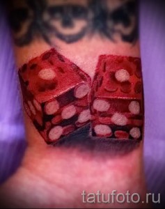 Kocka tetoválás a csuklón