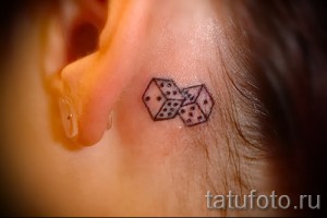 Kocka tetoválás a lány füle mögött