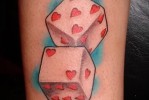 Kocka tetoválás szívvel
