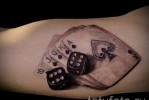 Kocka tetoválás a kártyákon