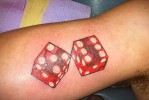 Piros kocka tetoválás a kezében