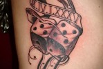 Kocka és dátum tetoválás római számokkal