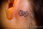 Kocka tetoválás a lány füle mögött