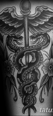 fotó a Caduceus tetoválásról, kelt 2017.10.21 -én №147 - Caduceus tetoválás -