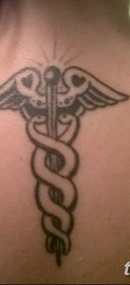 fotó a Caduceus tetoválásról, kelt 2017.10.21 -én №015 - Caduceus tetoválás -