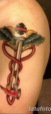 fotó egy caduceus tetoválásról, kelt 2017.10.21 -én №041 - caduceus tetoválás -