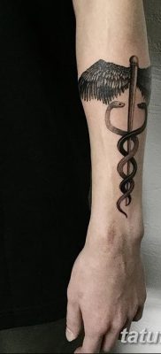fotó egy caduceus tetoválásról, kelt 2017.10.21 -én №042 - caduceus tetoválás -