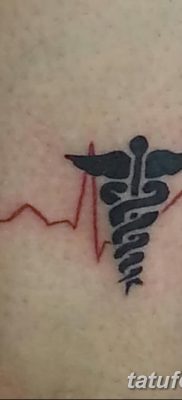 fotó egy caduceus tetoválásról, kelt 2017.10.21 -én №043 - caduceus tetoválás -