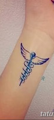 fotó egy caduceus tetoválásról, kelt 2017.10.21 -én №048 - caduceus tetoválás -