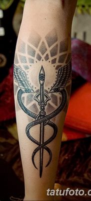 fotó a Caduceus tetoválásról, kelt 2017.10.21 -én №049 - Caduceus tetoválás -
