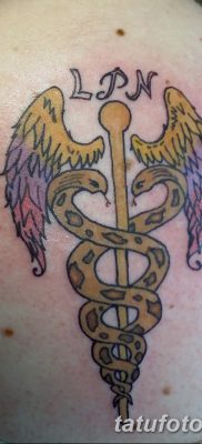 fotó egy caduceus tetoválásról, kelt 2017.10.21 -én №052 - caduceus tetoválás -