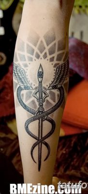 fotó egy caduceus tetoválásról, kelt 2017.10.21 -én №058 - caduceus tetoválás -
