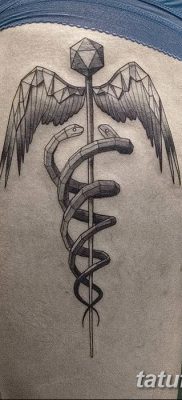 fotó egy caduceus tetoválásról, kelt 2017.10.21 -én №067 - caduceus tetoválás -