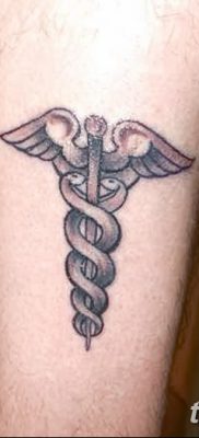 fotó a Caduceus tetoválásról, kelt 2017.10.21 -én №071 - Caduceus tetoválás -