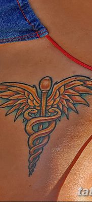 fotó a Caduceus tetoválásról, kelt 2017.10.21 -én №074 - Caduceus tetoválás -