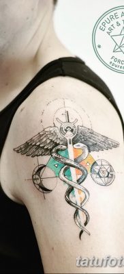 fotó egy caduceus tetoválásról, kelt 2017.10.21 -én №082 - caduceus tetoválás -