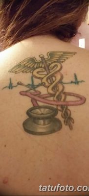 fotó a Caduceus tetoválásról, kelt 2017.10.21 -én №083 - Caduceus tetoválás -