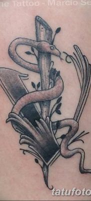 fotó egy caduceus tetoválásról, kelt 2017.10.21 -én №084 - caduceus tetoválás -