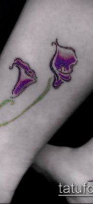 A calla liliom tetoválás # 153 a minta érdekes változata, amely sikeresen használható változtatásra és rajzolásra, mint a calla tetoválás akvarellje a combon