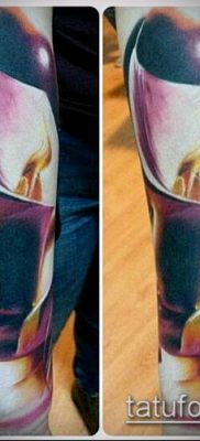 A calla liliom tetoválás # 939 a minta hűvös változata, amely sikeresen használható az akvarell átalakítására és alkalmazására kalla liliom tetoválásként a combon