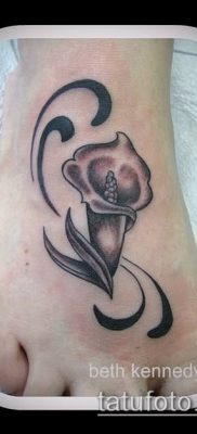 A calla liliom tetoválás # 15 a minta hűvös változata, amelyet sikeresen lehet használni a véglegesítéshez és akvarell calla liliom tetováláshoz