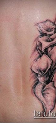 calla tetoválás # 299 - a minta egyedi változata, amely sikeresen használható a calla tetoválás akvarellének átalakítására és alkalmazására a combon