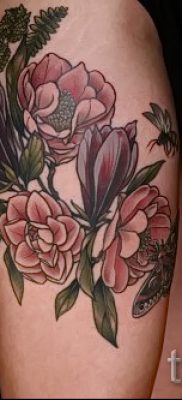 Méltó lehetőség a kamélia tetováláshoz a fotón, hogy megjegyzést tegyen a kamélia virág tetoválásba történő rajzolásának történetéről