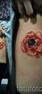 A kamélia tetoválás méltó változata a fotón a kamélia virágmintájának értelmezéséről szóló anyaghoz a tetoválásban
