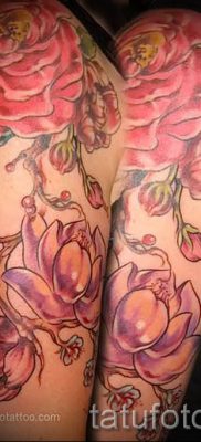 A kamélia tetoválás érdekes változata a fotón egy cikkhez a kamélia virágmintájának értelmezéséről egy tetoválásban